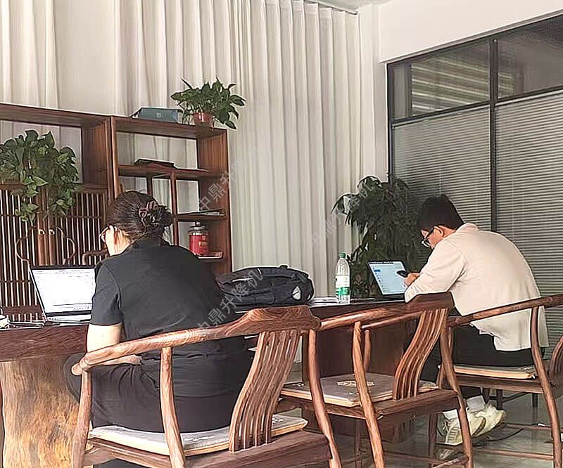印尼客户委托SGS公司来我公司验收移动剪叉式升降机3